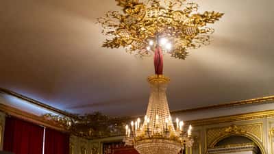 Kungliga Slottet i Stockholm sett från Lejonbacken med turistbesökare framför den barocka fasaden