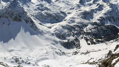 Route alpine suisse fermée sous la neige, col Albula en hiver 2026