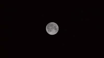Pleine lune d'été dans un ciel nocturne, effets sur le sommeil et la santé