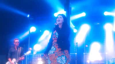 Suvi Teräsniska laulaa lavalla iskelmäkonserttissa