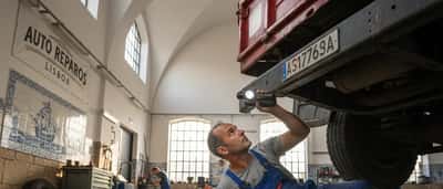 Camião incendiado na A1 em Vila Nova de Gaia: o que verificar num veículo após um acidente — guia do mecânico