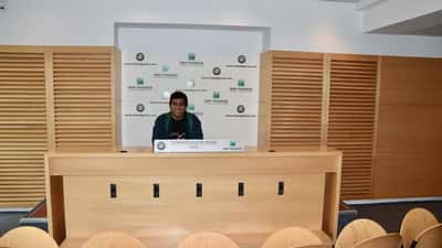 Tennisspieler auf dem roten Sand von Roland Garros in Paris