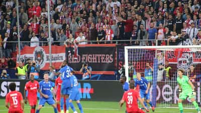 Jhon Lucumí in azione con la maglia del KRC Genk in UEFA Champions League 2019