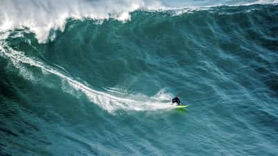Onda de 10 metros na Praia do Norte em Nazaré, Portugal, fotografia documental