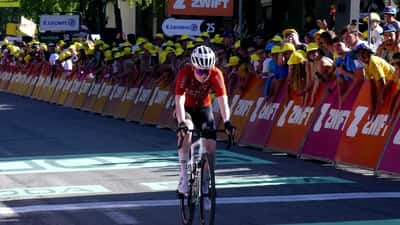 Wielrenster Puck Pieterse arriveert aan de finish van een etappe in de Tour de France Femmes