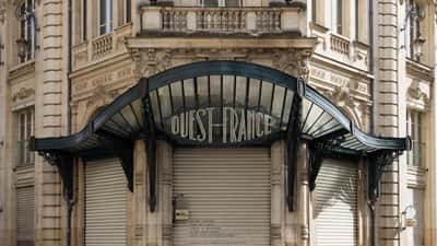 Façade de l'ancien siège du journal Ouest-France à Rennes, marquise emblématique du quotidien régional