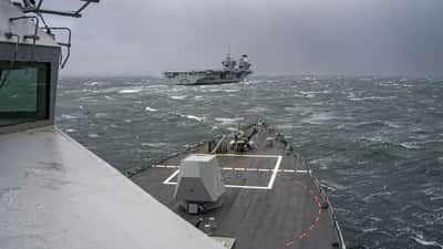 Brits vliegdekschip HMS Prince of Wales op zee tijdens NAVO-operatie