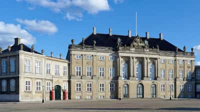 Amalienborg Slot i København set fra pladsen — det kongelige slot hvor kammerherreudnævnelser bekendtgøres