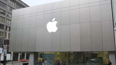 Apple Store storefront in Los Angeles on iPhone Duo pre-order launch