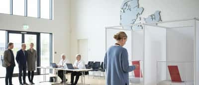 Valget 24. marts 2026: hvad sker der med dine juridiske rettigheder når regeringen skifter?