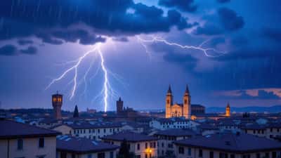 Fulmine sopra lo skyline di Brescia durante un violento temporale estivo
