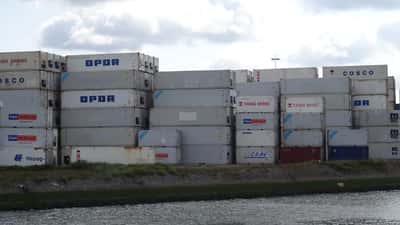 Containerschepen in de haven van Rotterdam waar EU-sancties tegen Russische schaduwvloot worden gehandhaafd