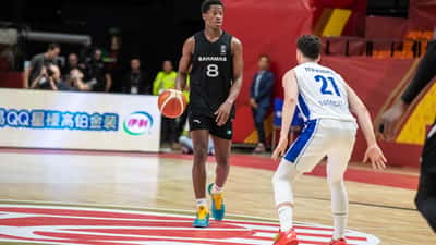 VJ Edgecombe en action avec le drapeau des Bahamas, recrue NBA 2025
