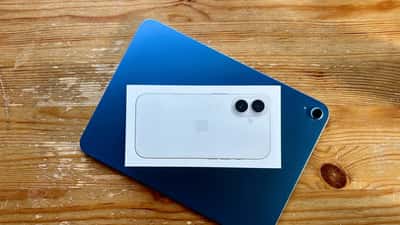 Apple iPhone 16 og iPad 11 í pakkningum á borði