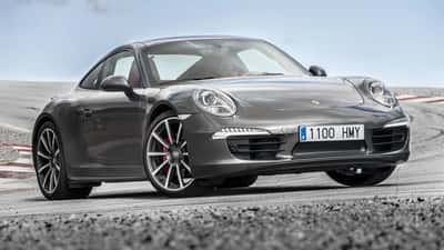 Porsche 911 Carrera 4S auf der Straße – Symbolbild für Gebrauchtwagenkauf und Wartungskosten in Österreich