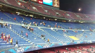 Camp Nou de Barcelone pendant un match de Ligue des Champions, tribune pleine de supporters