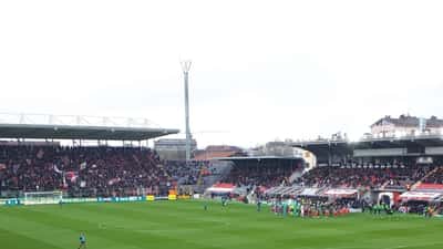 Match de football Como 1907 en Serie B au stade Giuseppe Sinigaglia, porte de la Ligue des Champions 2026