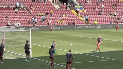 Pernille Harder skyder under opvarmning til fodboldkamp