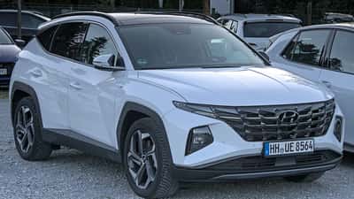 Hyundai Tucson NX4 hybride rechargeable gris sur route ouverte