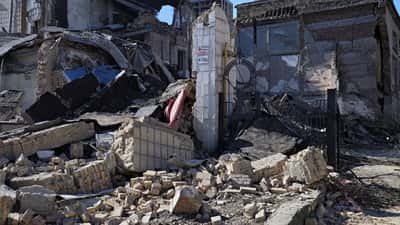 Destruction à Kyiv après une frappe de missile russe