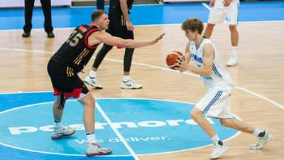 Suomen koripallojoukkueen pelaajia Korisliiga-ottelussa