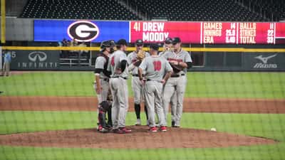 Réunion au monticule lors d'un match de baseball en septembre 2026, évoquant les blessures au coude des lanceurs des Braves