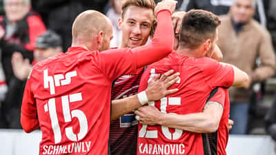 Joueurs de FC Aarau sur la pelouse du Brügglifeld lors d'un match de Challenge League suisse