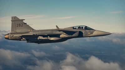 Militärflygplan i formation över Europa