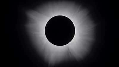 Corona solare durante l'eclissi totale di Sole del 2024, esempio di fenomeno visibile durante un'eclissi