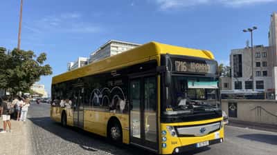 Autocarro da Carris Metropolitana em rota em Portugal