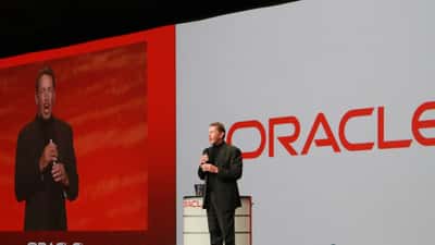 Larry Ellison, fondateur et CTO d'Oracle Corporation, lors d'une conférence professionnelle