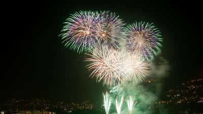 Feux d'artifice à Lugano, Suisse, illuminant le ciel nocturne de gerbes colorées