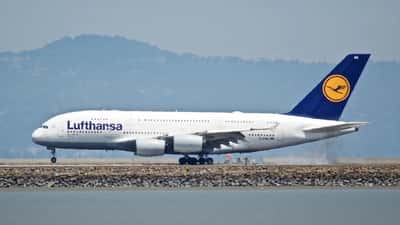 Lufthansa Airbus A380-841 im Flug, Außenaufnahme auf blauem Himmel