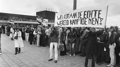 Supporters verwelkomen het Nederlands elftal op Schiphol met spandoeken