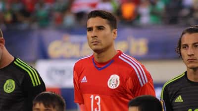 Guillermo Memo Ochoa, portero de la Selección Mexicana, en posición de juego durante un partido profesional
