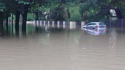 Überflutete Straße bei Hochwasser 2013 in Österreich