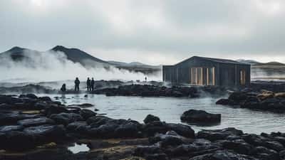 Gestir í gufandi jarðlaugum við Mývatn á Íslandi, umkringdir ljósum lavasteinum og þoku