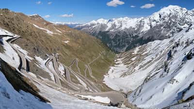 Vue aérienne des virages en épingles du Stilfser Joch (Passo dello Stelvio) côté Bolzano