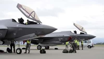 Norske F-35-teknikere ved amerikanske jagerfly under NATO-øvelse