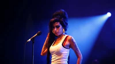 Amy Winehouse bei einem Konzertauftritt, Ikone des posthumen Estate-Managements