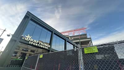 Cartel de DraftKings Sportsbook en el estadio Wrigley Field de Chicago