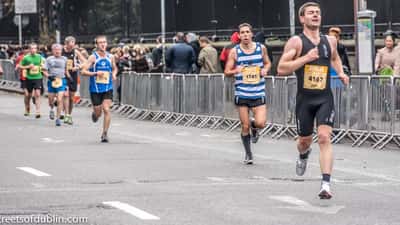 Corredores participando en un maratón urbano por las calles de la ciudad