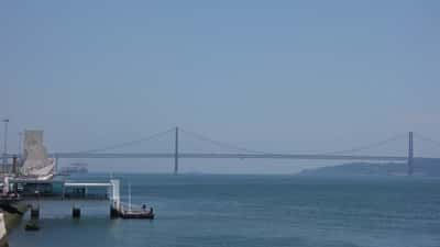 Ponte 25 de Abril em Lisboa ao entardecer com trânsito automóvel