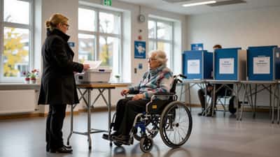 Äldre kvinna i rullstol förtidsröstar med hjälp av röstmottagare i tillgänglig vallokal Sverige 2026