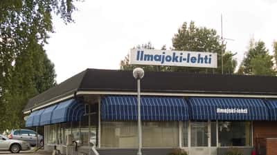 Suomalaisen paikallislehden toimitustilat ja toimittajat työssä