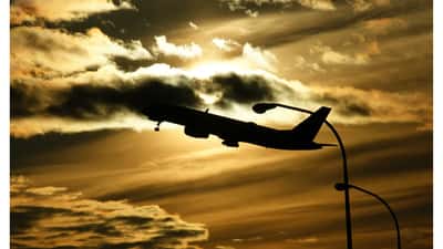 Keflavik flugstöð innri gangur með ferðalanga