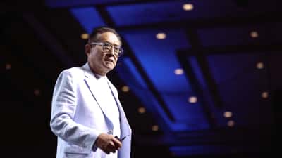 Robert Kiyosaki lors d'une conférence, auteur de Rich Dad Poor Dad