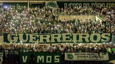Arena Condá com tributo às vítimas do voo da Chapecoense, símbolo da resiliência do clube