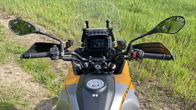 Cockpit di una Moto Guzzi Stelvio 2024, i controlli tecnici essenziali per la sicurezza del motociclista