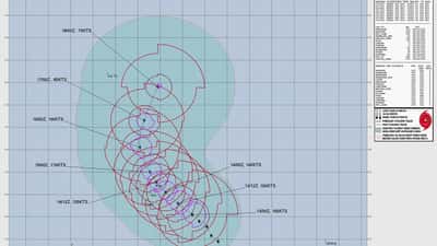 JTWC forecast map showing Super Typhoon Sinlaku track toward Guam, April 2026